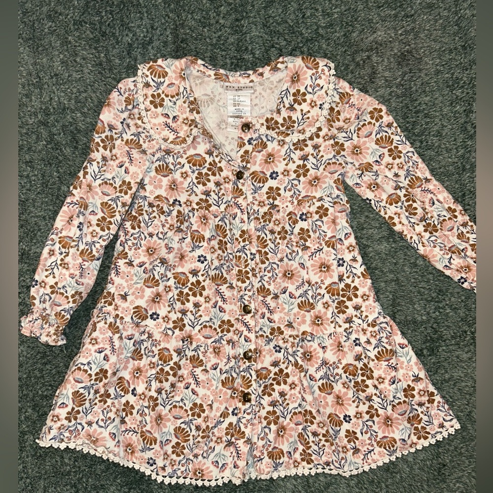 Toddler girl dress with long sleeves.